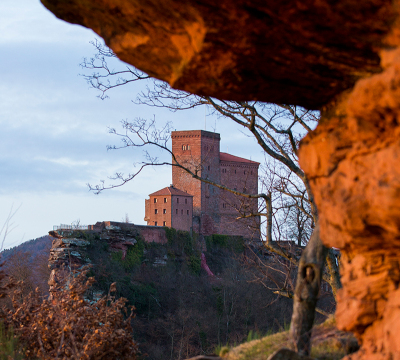 Blick von der Burgruine Anebos zur Burg Trifels bei Annweiler im Pfälzwald