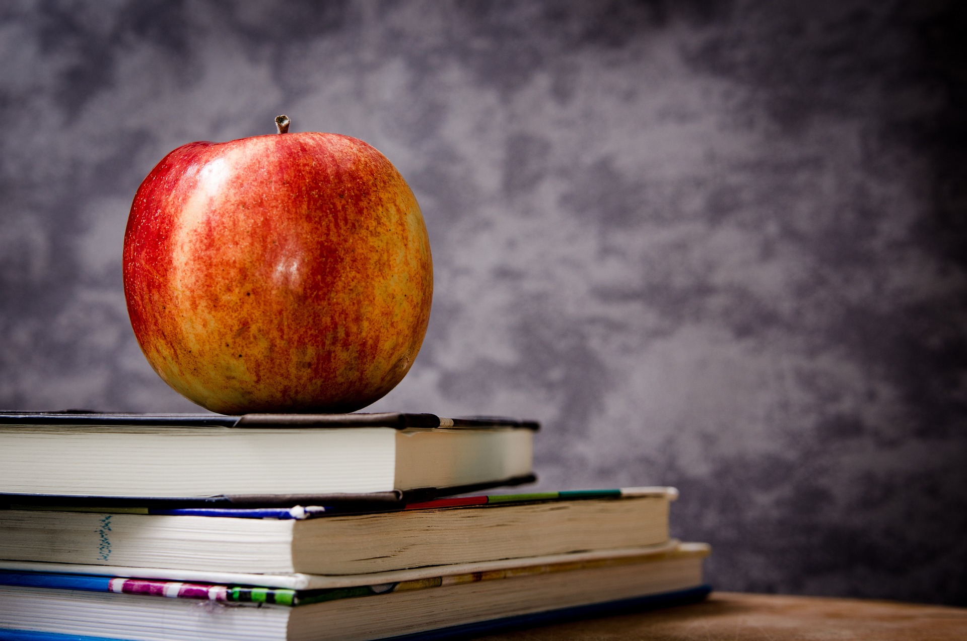 Apfel auf Bücherstapel