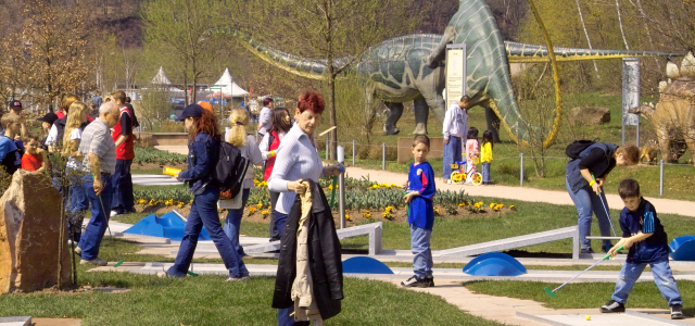 Die Minigolfanlage auf dem Gartenschaugelände ist gut besucht von Jung und Alt.