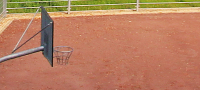 Ein Basketballkorb aus Metall mit einer Kette als Korbgeflecht um Wind und Wasser zu trotzen.