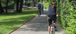 Radfahrer fahren auf den gepflasterten Wegen im Volkspark,