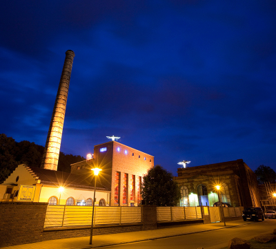 Night shot of the Cultural Center Kammgarn