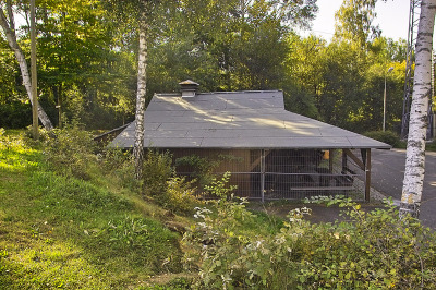 Die Grillhütte ist überdacht und besitzt einige Sitzmöglichkeiten im Inneren.