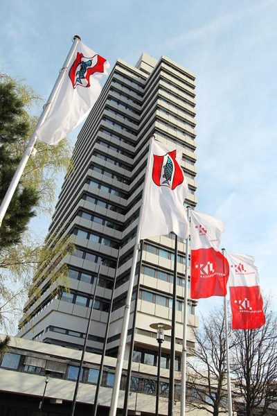 Das Rathaus in Kaiserslautern mit Fahnen auf dem Vorplatz.