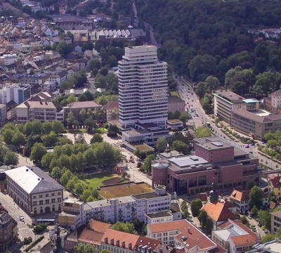 Die Stadt von oben: Ein Blick aus dem Hubschrauber auf das Rathaus, die Fruchthalle und das Pfalztheater. Die Ansicht geht bis zur Kammgarn hin.