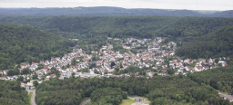 Hohenecken von oben - der Ortsbezirk liegt inmitten des Pfälzer Waldes. An einem der bewaldeten Berghänge steht die Burg Hohenecken.