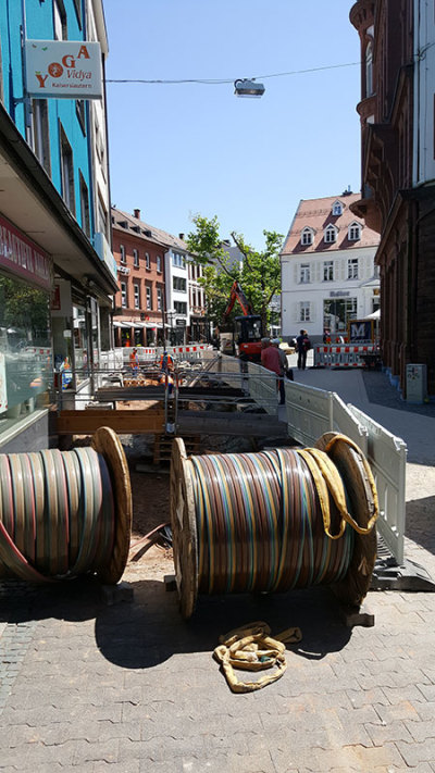 Beim Ausbau des Schillerplatzes werden spezielle Leerrohre für eine Anbindung ans Glasfasernetz unter die Erde verlegt.