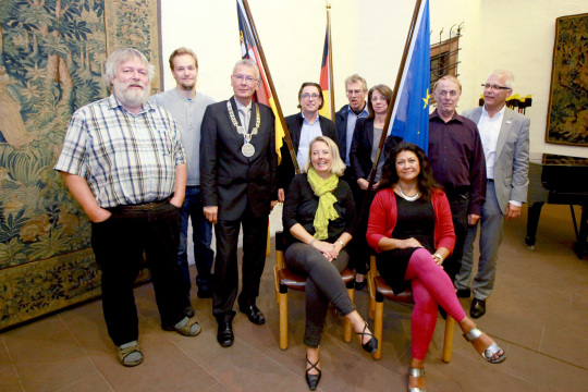 Die Delegation aus Silkeborg, der dänischen Partnerstadt Kaiserslauterns, mit Vertretern der Stadt Kaiserslautern bei einem Gruppenbild im Pfalzgrafensaal des Casimirschlosses (von links nach rechts: Leif Hoven, Alex Carving Ahn, Oberbürgermeister Dr. Klaus Weichel, Rainer Blasius, Mia Schmidt, Johny Frederiksen, Gitta Blasius, Laura del Carmen Jensen, Mogens Riget und Peter Krietemeyer). © Stadt Kaiserslautern