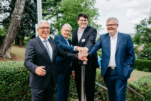 Innenminister Roger Lewentz, OB Klaus Weichel, Geschäftsführer Martin Verlage und CDO Prof. Dieter Rombach gaben gestern Mittag den Startschuss für die intelligente Leuchtenstrecke. © KL.digital GmbH