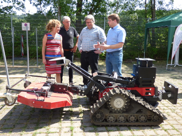 Die beiden Geschäftsführer von Robot Makers, Carsten Hillenbrand (2.v.r.) und Bernd-Helge Leroch (rechts), erläuterten den beiden Gästen die Technik der autonom fahrenden Weinbergsraupe.  © Stadt Kaiserslautern