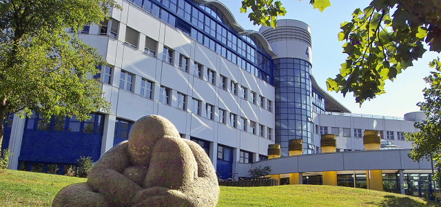 Steinskulptur vor Gebäude der TU Kaiserslautern