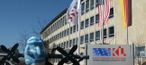 Das rathaus Nord mit dem internationalen Fliegerfisch, dem Deutsch-Amerikanischen Bürgerbüro Schild und gehissten Flaggen deutscher und amerikanischer Nationalität. © Stadt Kaiserslautern