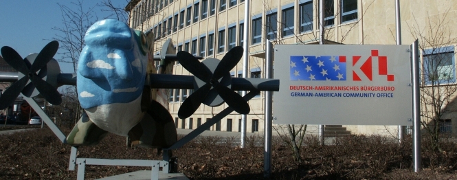 Das rathaus Nord mit dem internationalen Fliegerfisch, dem Deutsch-Amerikanischen Bürgerbüro Schild und gehissten Flaggen deutscher und amerikanischer Nationalität. © Stadt Kaiserslautern