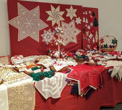 Weihnachtliche Häkeldecken. Kreative Ausstellungsstücke auf dem Kulturmarkt in der Fruchthalle.