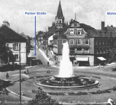 Eine schwarzweiß Aufnahme vom Fackelrondell mit eingezeichneter Pariser Straße und Mühlstraße. In der Mitte des Platzes ist ein großer Springbrunnen zu sehen.