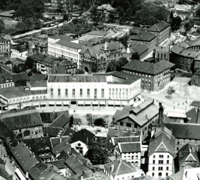 Schwarzweiße Luftaufnahme vom Fackelrondell. Noch ist das Karstadtgelände ein Vereinshaus.