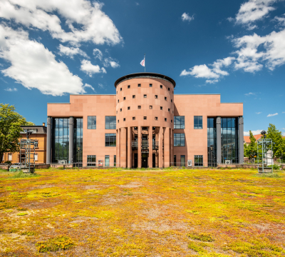 Frontalansicht des Pfalztheaters