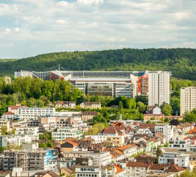 Fritz-Walter-Stadion mit der Stadt im Vorder- und dem Wald im Hintergrund.