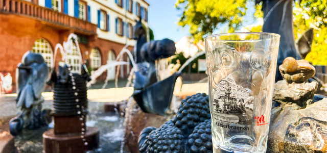 Das Dubbeglas mit dem Motiv Kaiserbrunnen vor dem Kaiserbrunnen. 