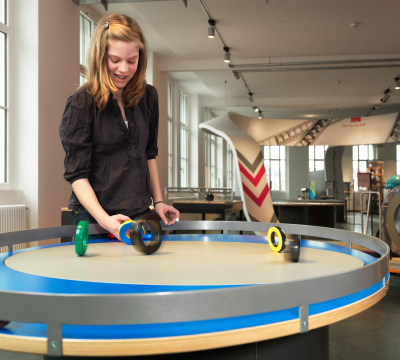 Ein Mädchen spielt an einer Drehschreibe im Science Center Dynamikum Pirmasens