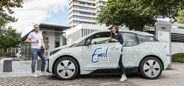 Foto eines Elektroautos der Stadtwerke Kaiserslautern mit dem Schriftzug Emil