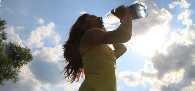 Frau mit Wasser.