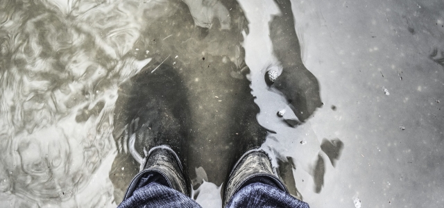 Gummistiefel im Wasser