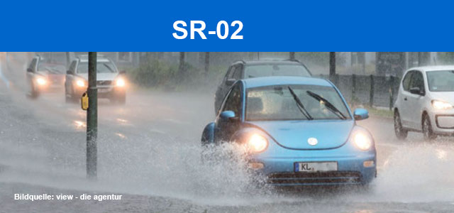 Autos im Stadtverkehr bei strömendem Regen