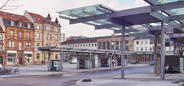 Busbahnhof mit Bahnhof im Hintergrund