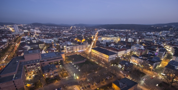 nächtliche Stadtansicht mit Verkehr