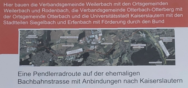 Das Bild zeigt ein Bauschild der Baumaßnahme Pendlerroute Bachbahn