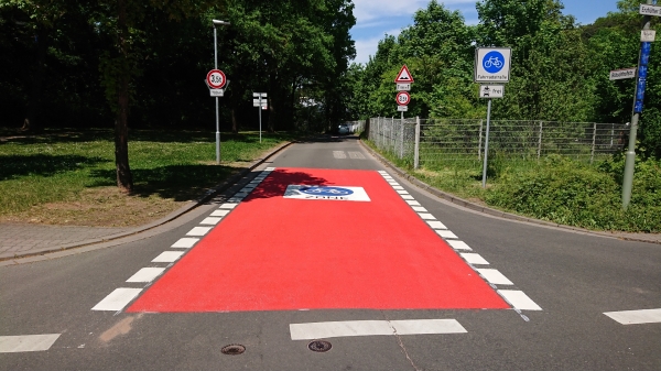 Fahrbahmmarkierung in der Rütschhofstraße