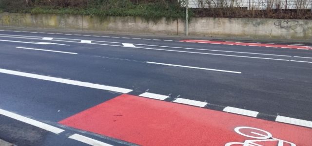 Das Bild zeigt eine Markierung für Radfahrende auf der Straße