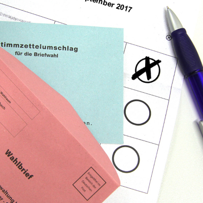 Briefwahlunterlagen, Stimmzettel, Umschläge und ein Kugelschreiber
